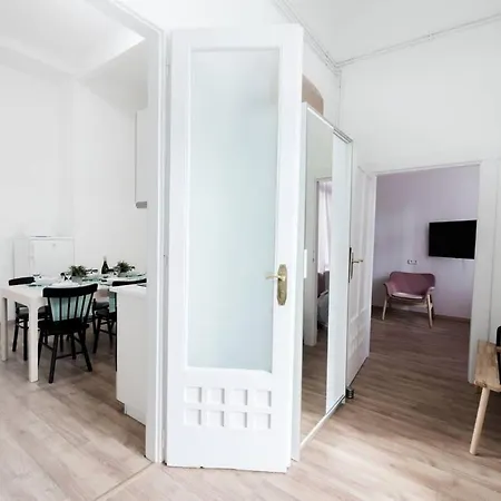 New With Aircon At Great Location Διαμέρισμα *
