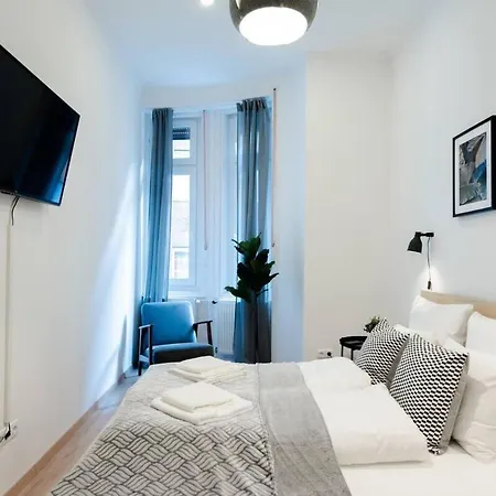New With Aircon At Great Location Διαμέρισμα *