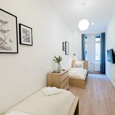 New With Aircon At Great Location 부다페스트