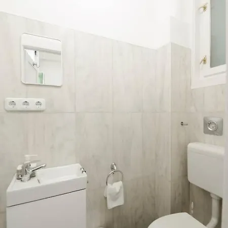 Appartement New With Aircon At Great Location