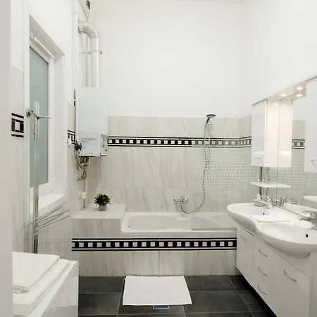 New With Aircon At Great Location Budapeşte