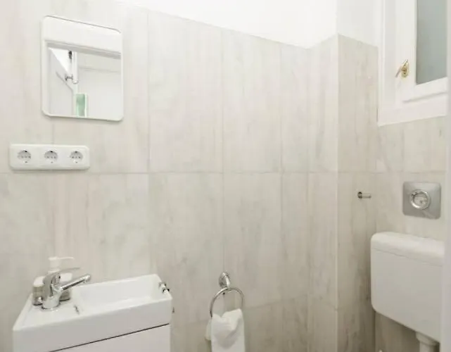 Apartamento New With Aircon At Great Location