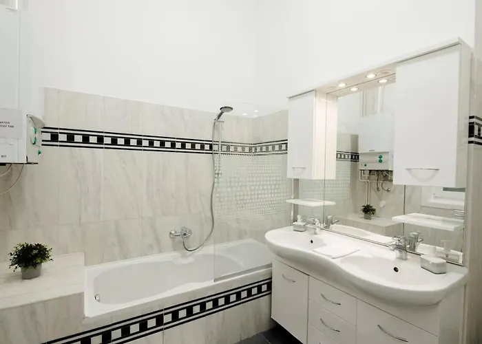 New With Aircon At Great Location Apartamento *