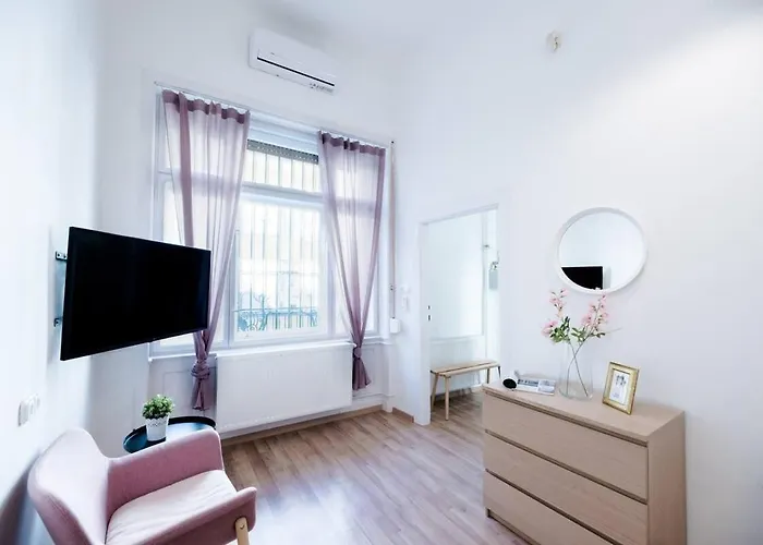New With Aircon At Great Location Budapeste