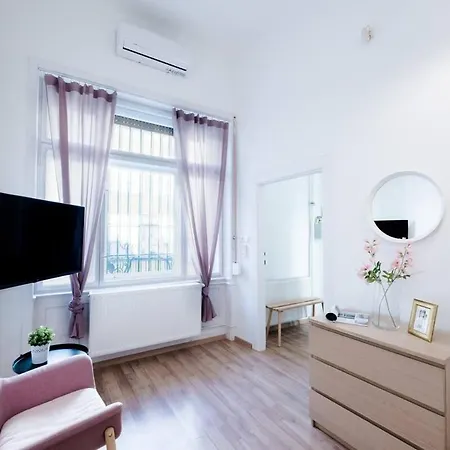 New With Aircon At Great Location Budapeşte