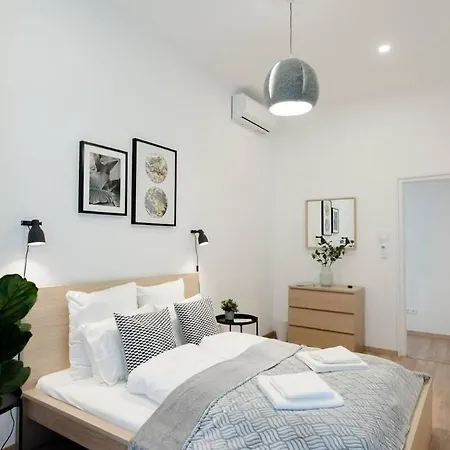 New With Aircon At Great Location Apartment Budapest